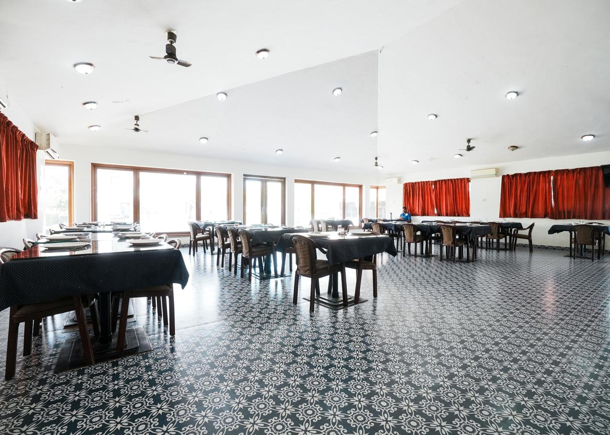 Rupis Resort Near Udaipur Airport Dabok 外观 照片