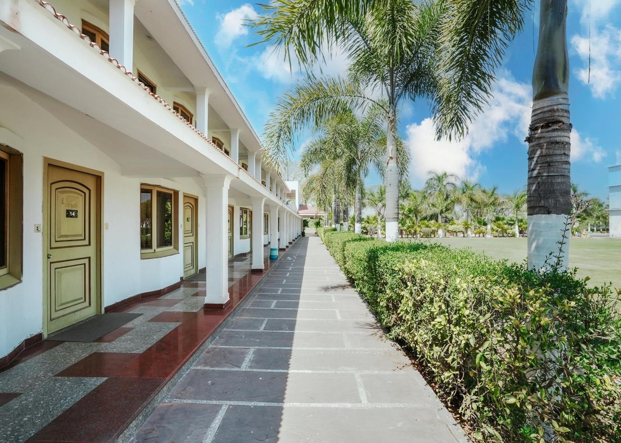 Rupis Resort Near Udaipur Airport Dabok 外观 照片